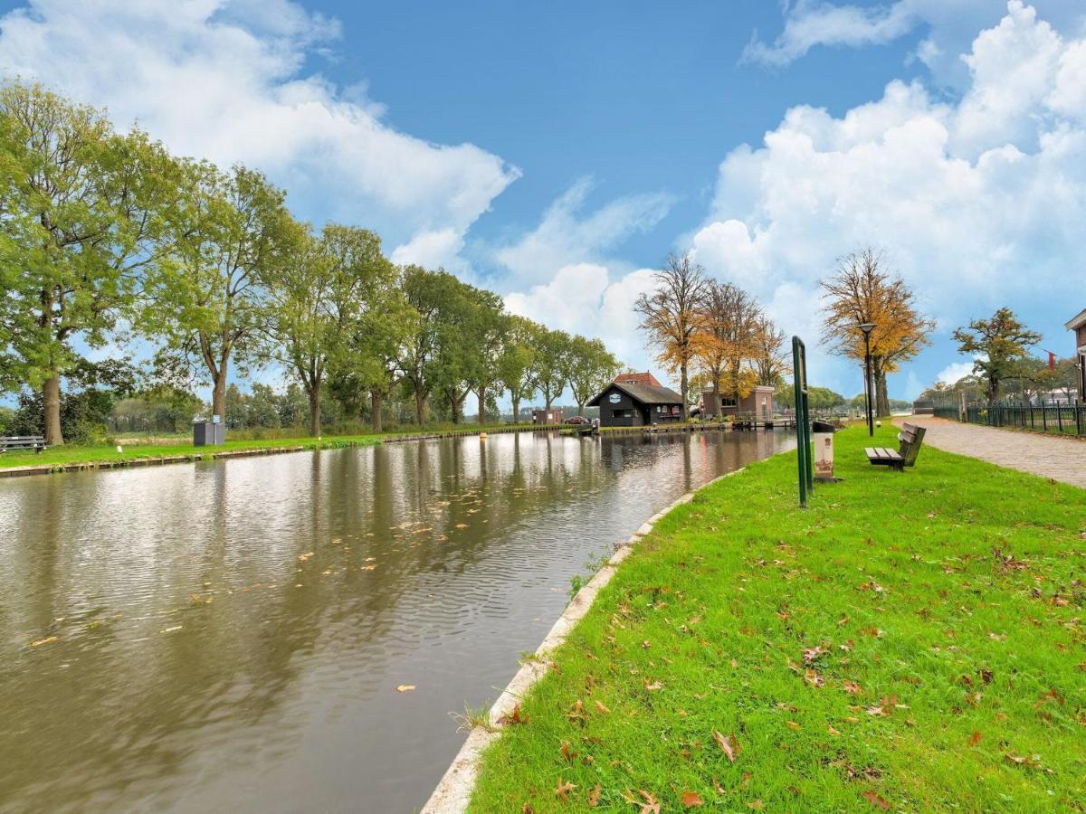 Cozy Holiday Home By The Canal In Dwingeloo Exterior foto